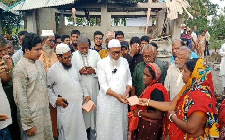 অভয়নগরে ১৩টি ক্ষতিগ্রস্ত পরিবারের পাশে যশোর জেলা জামায়াত; উভয় হামলার বিচার দাবি